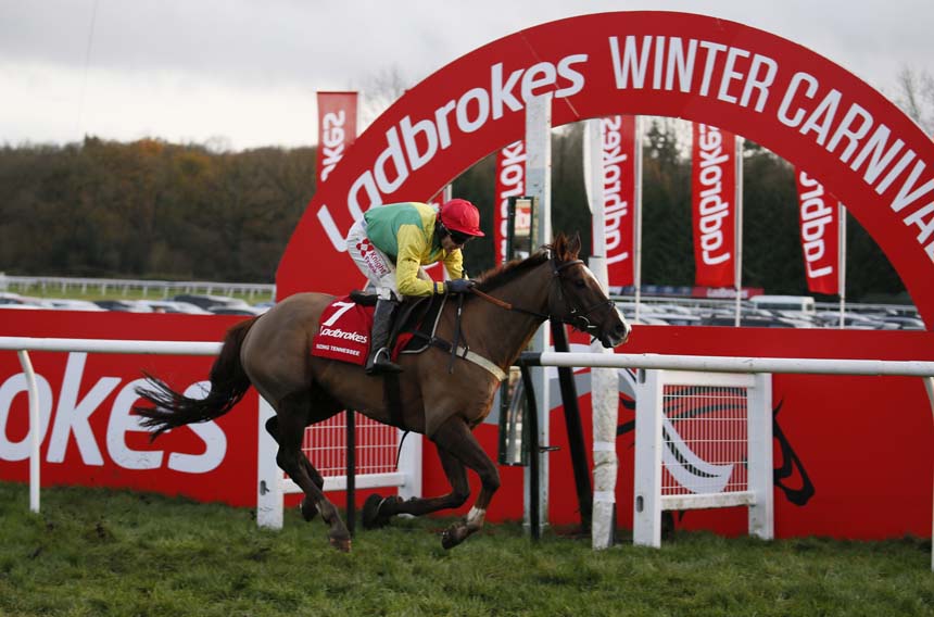 Sizing Tennessee - with Tom Scudamore aboard - winning the 2018 Ladbrokes Trophy